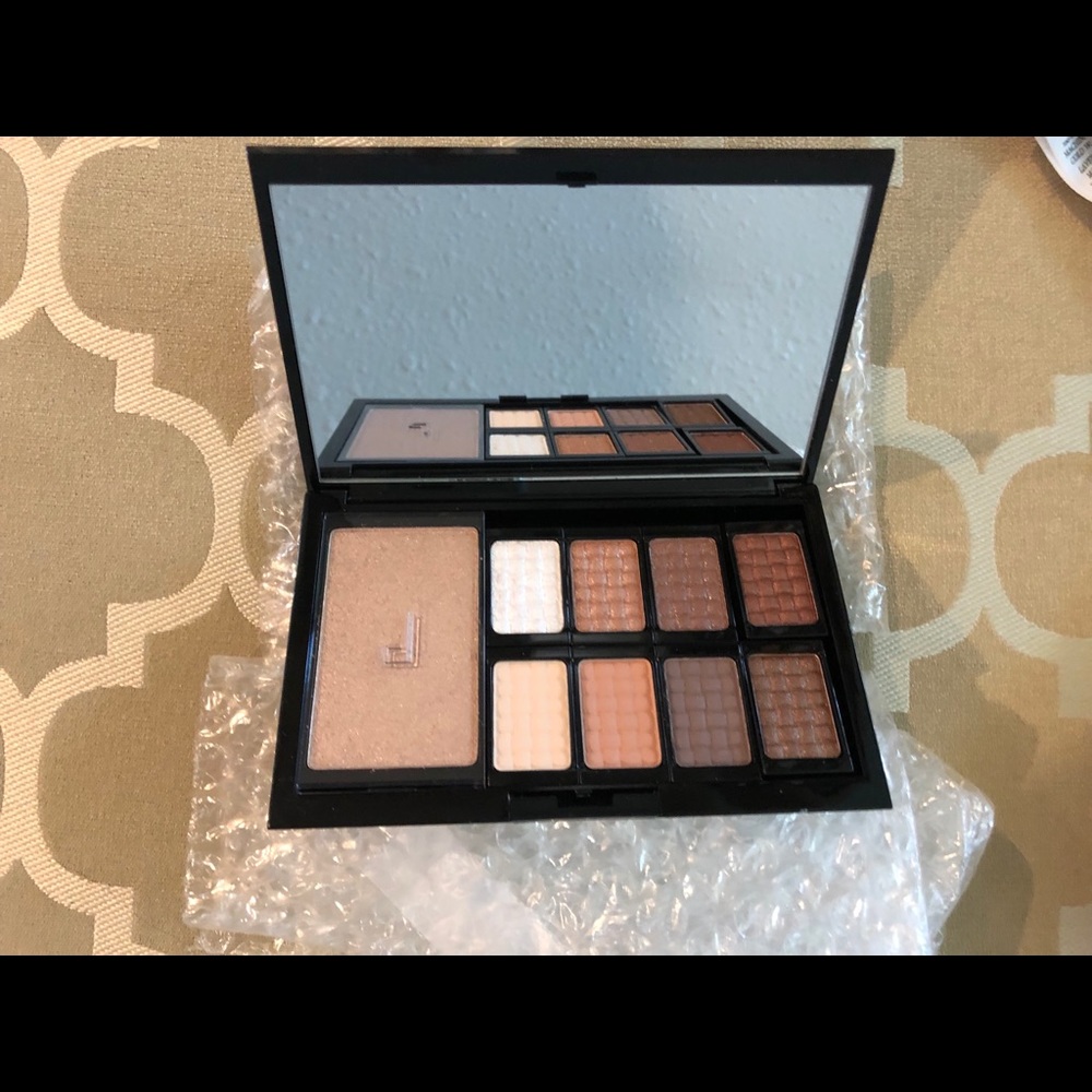 NEW! Douccc Eyeshadow Pro Palette